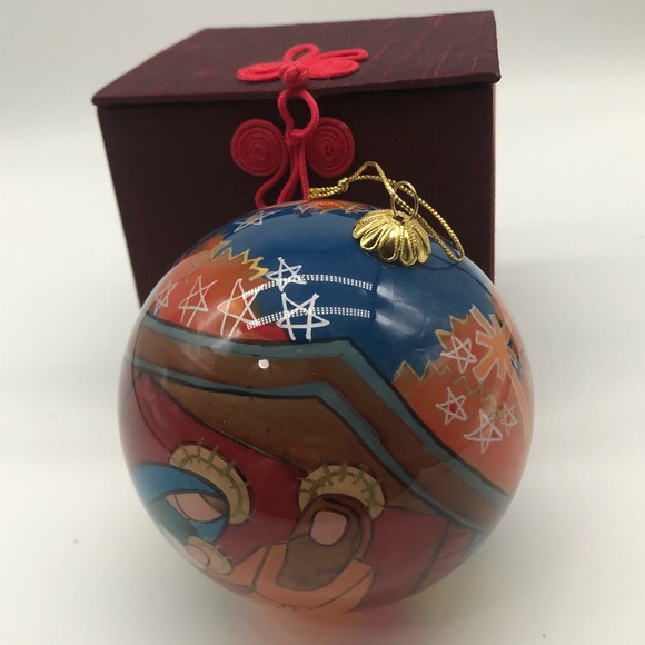 Reversed painted Holy family glass ornament - Picture 3 of 7